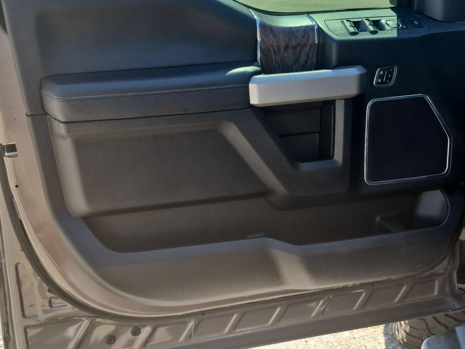 Used 2018 Stone Gray Metallic Ford LARIAT image 14
