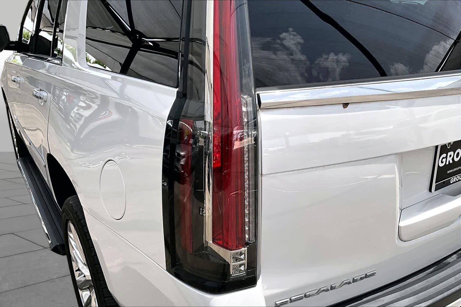 Used 2020 Crystal White Tricoat Cadillac Premium Luxury image 28
