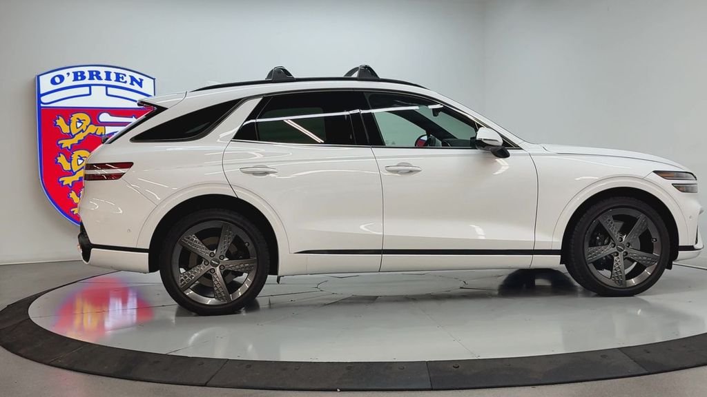 Used 2025 White Genesis 3.5T Sport image 4