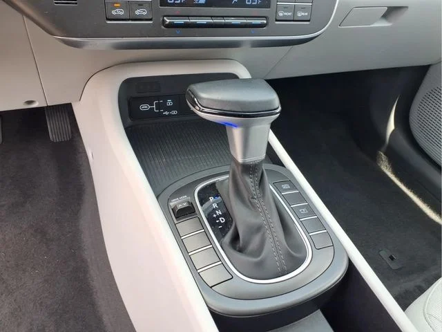 Used 2025 White Hyundai SEL image 27