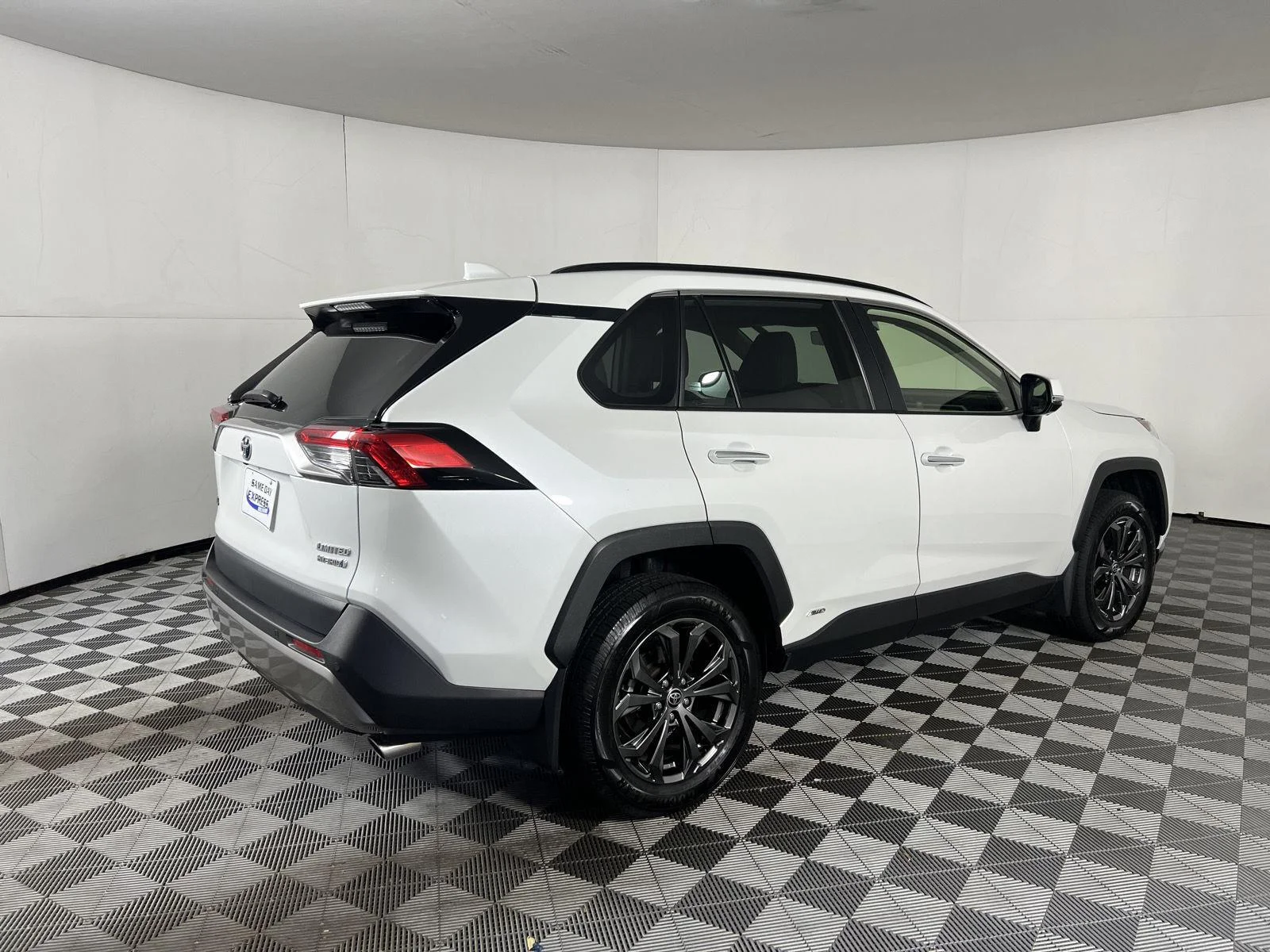 Used 2024 Wind Chill Pearl Toyota Limited image 8