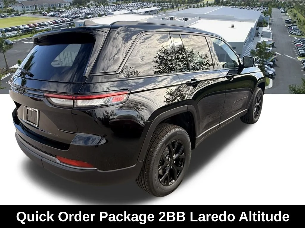 New 2026 Diamond Black Crystal Pearl-Coat Exterior Paint Jeep Altitude image 4