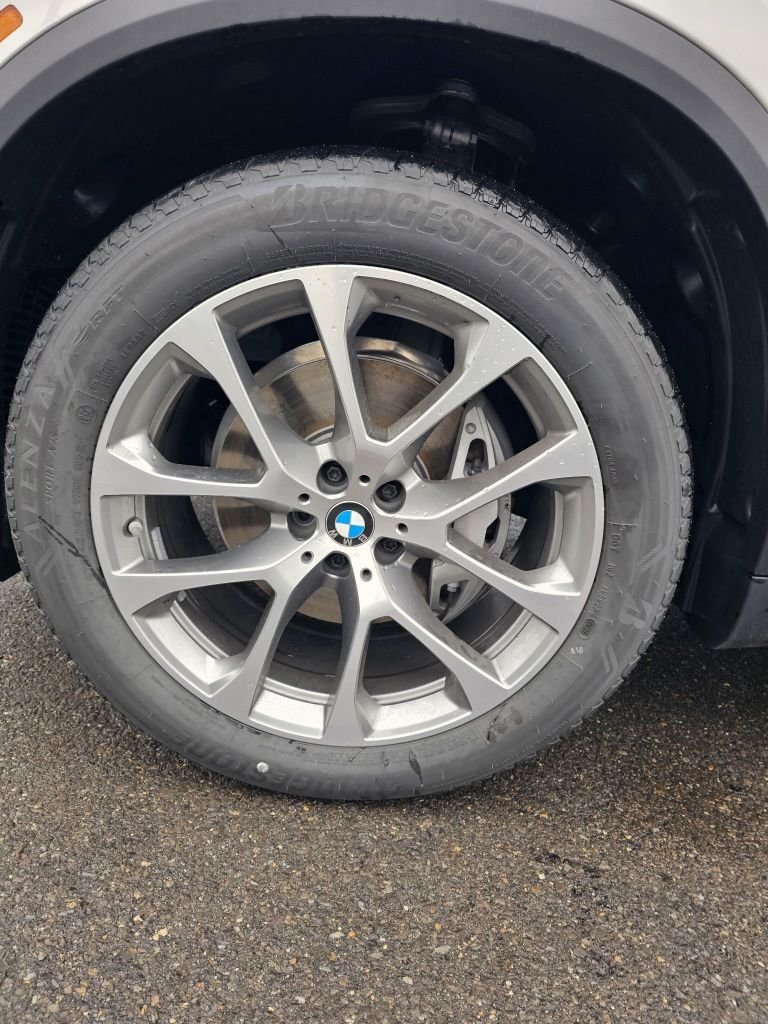 New 2026 Mineral White Metallic BMW xDrive40i image 6