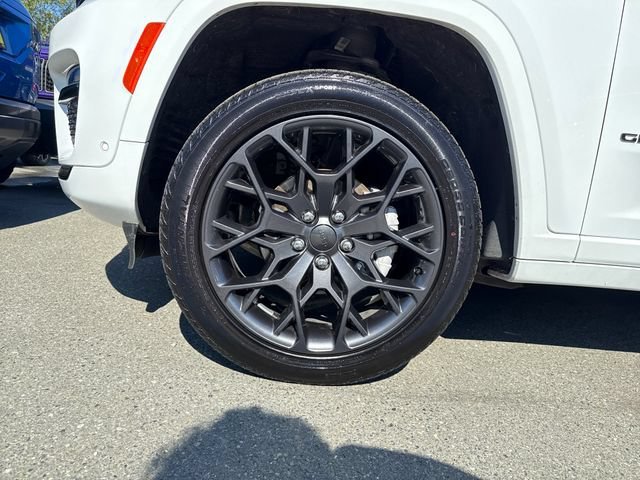 New 2025 Bright White Clear-Coat Exterior Paint Jeep Summit Reserve image 28