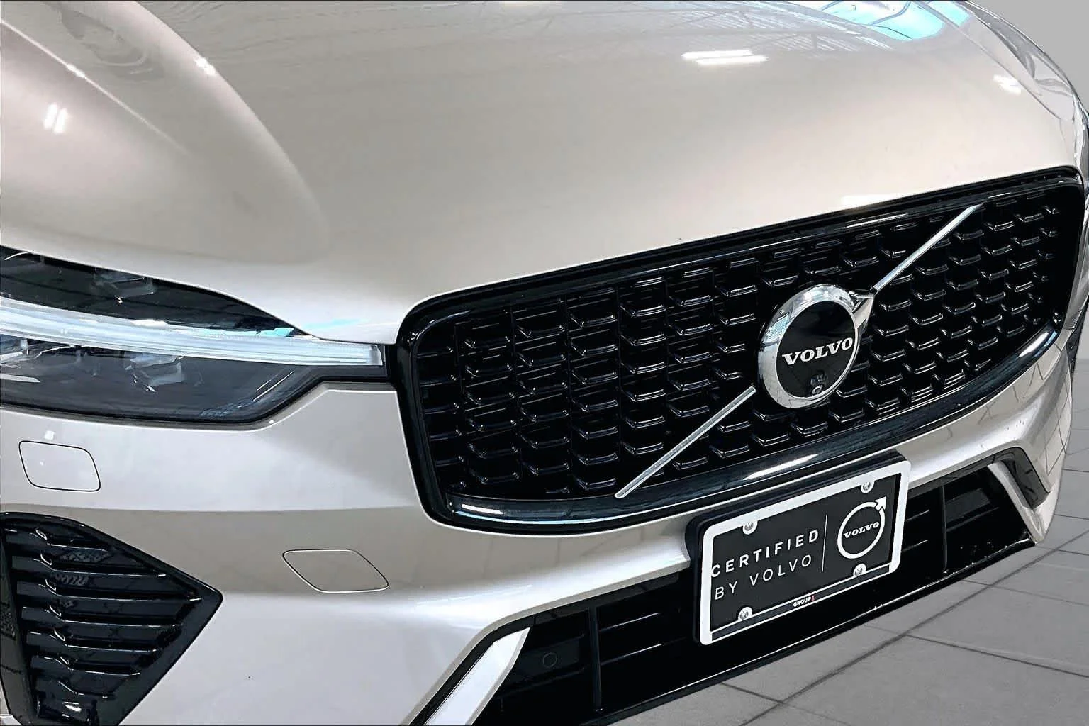 Used 2024 Bright Dusk Metallic Volvo Plus Dark Theme image 30