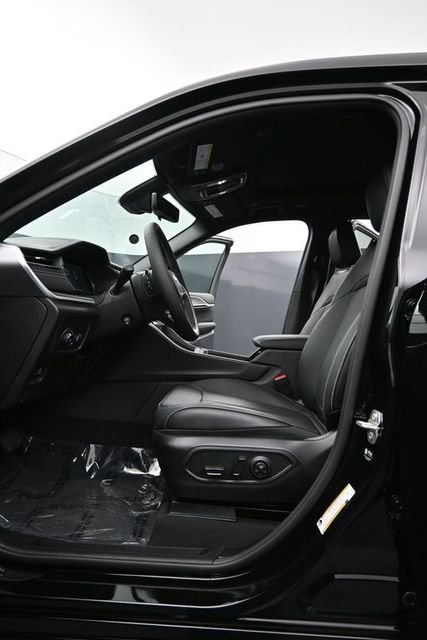 New 2026 Diamond Black Crystal Pearl-Coat Exterior Paint Jeep Limited image 7