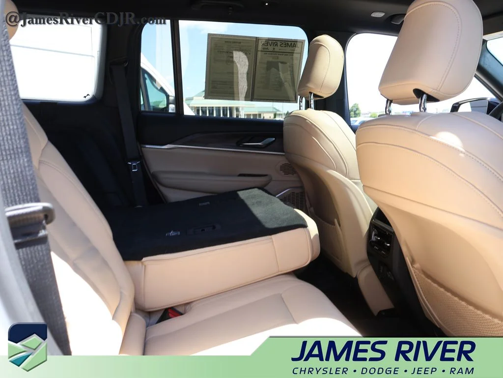 Used 2022 Silver Jeep 4xe image 12