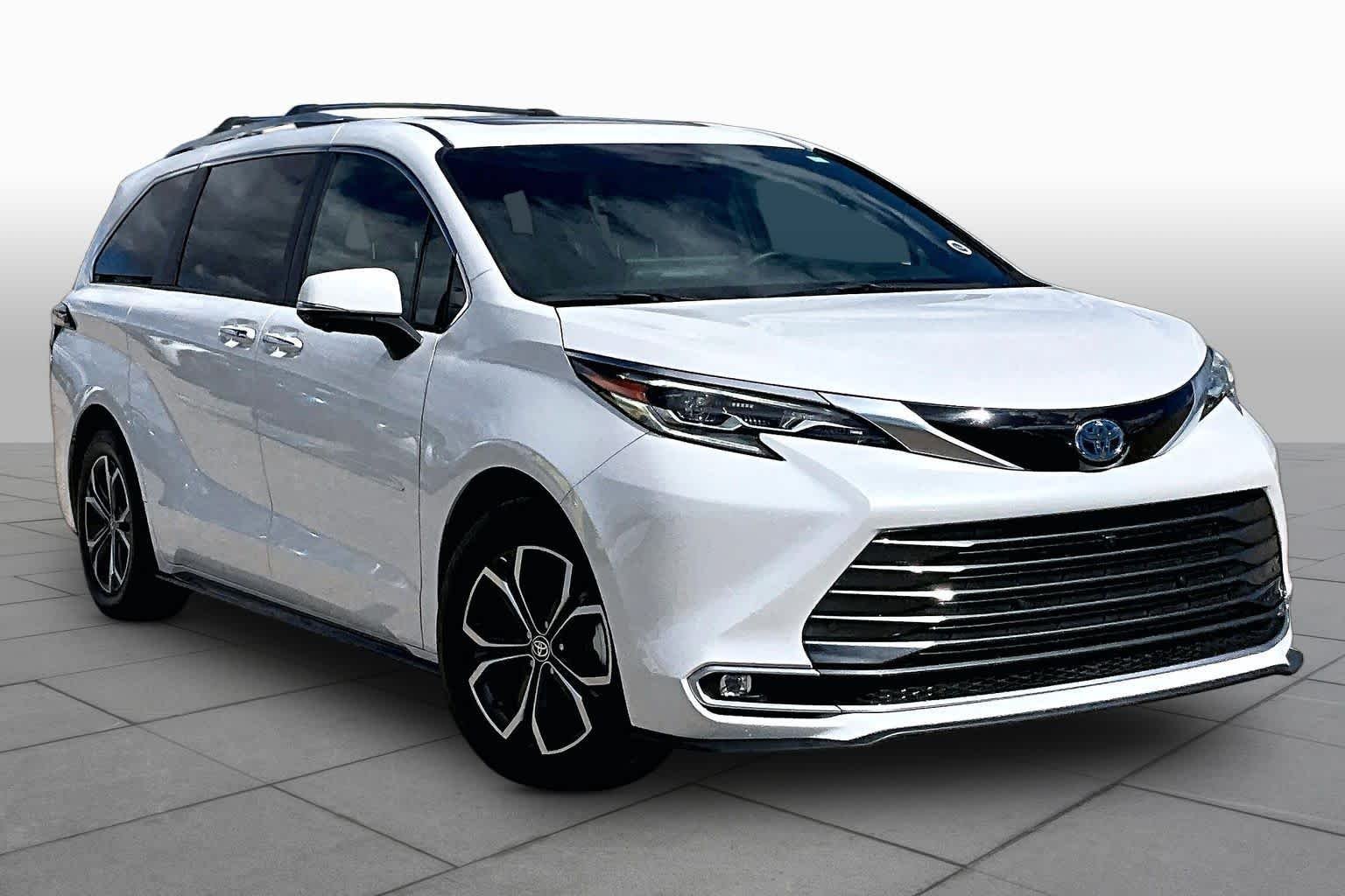 Used 2025 Wind Chill Pearl Toyota Platinum image 2