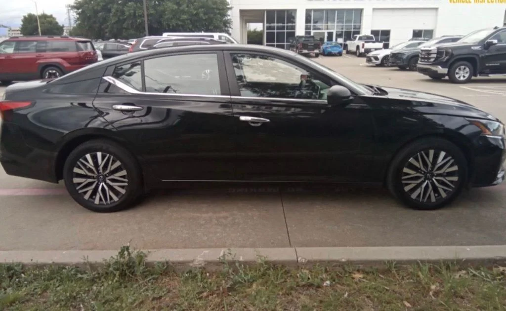 Used 2025 Black Nissan 2.5 SV image 7