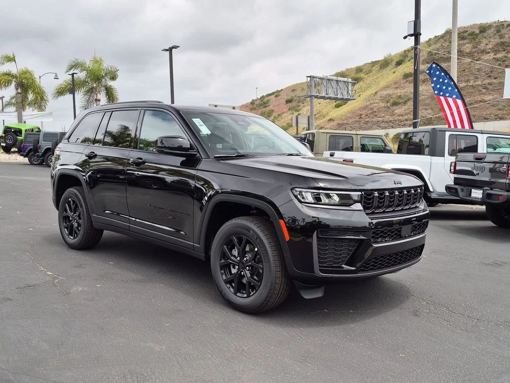 New 2026 Diamond Black Crystal Pearl-Coat Exterior Paint Jeep Altitude image 3