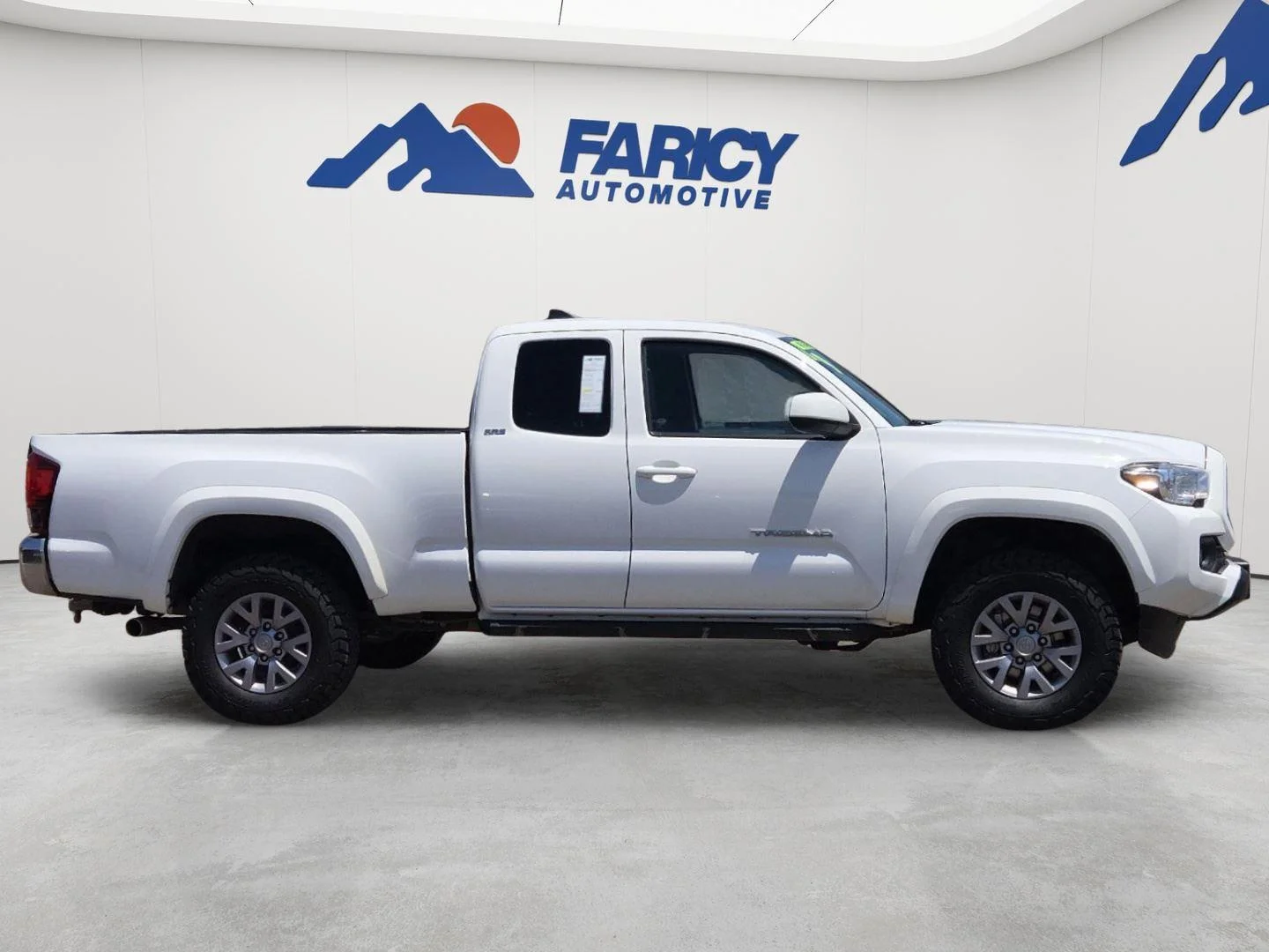 Used 2019 Super White Toyota SR5 image 4