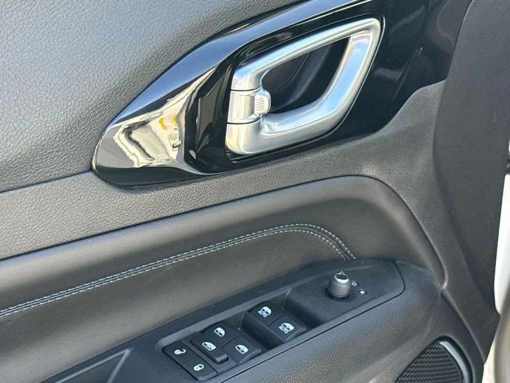 New 2026 White Jeep Latitude image 19
