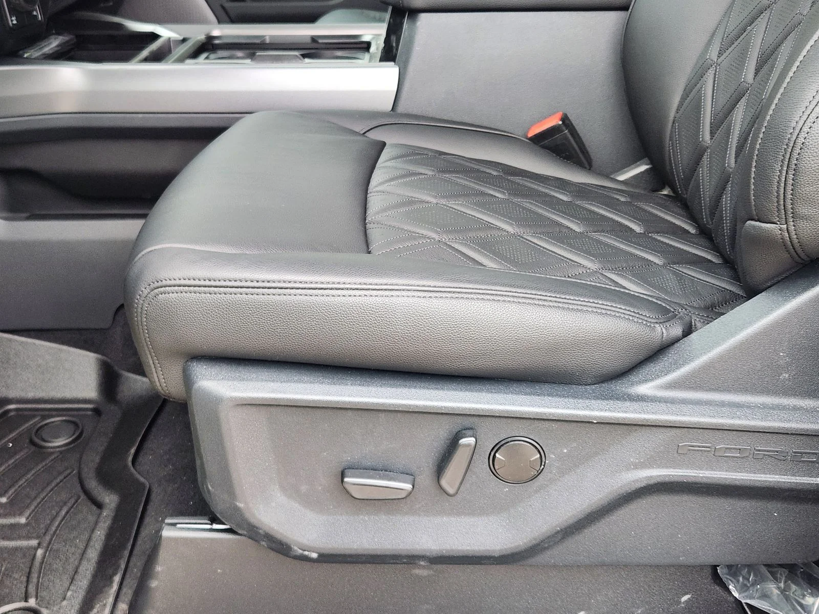 New 2026 Star White Metallic Tri-Coat Ford F-250® Lariat® image 18