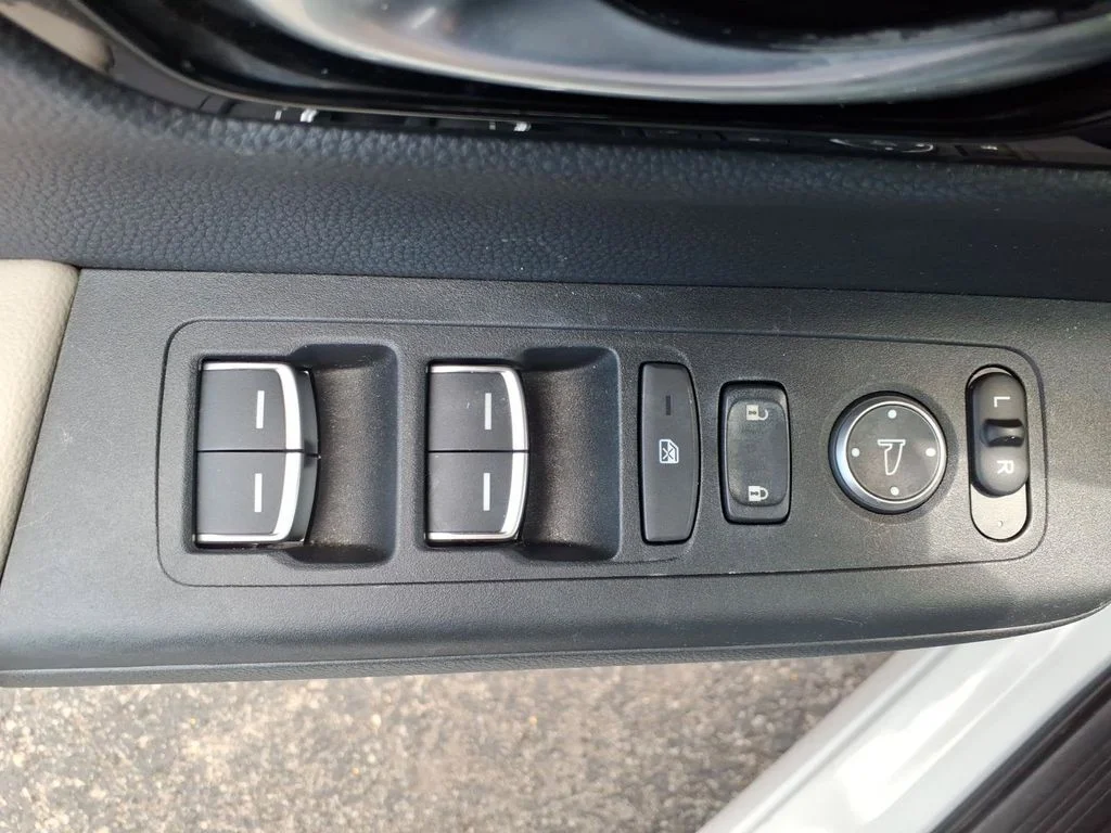 Used 2024 White Honda EX-L image 17