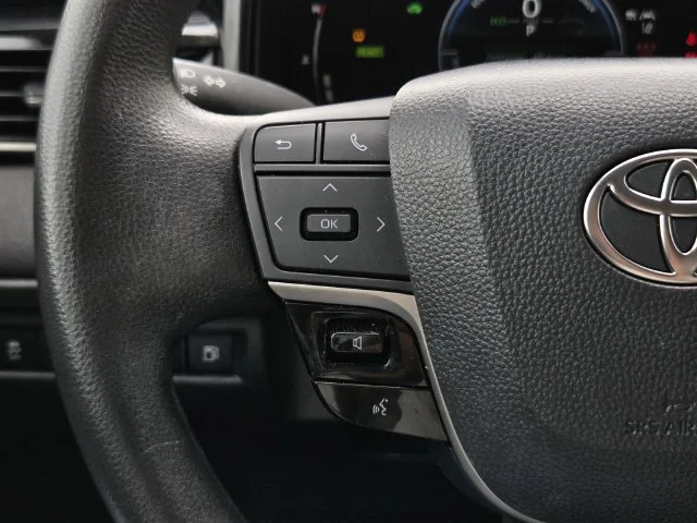 Used 2025 Ice Toyota LE image 19
