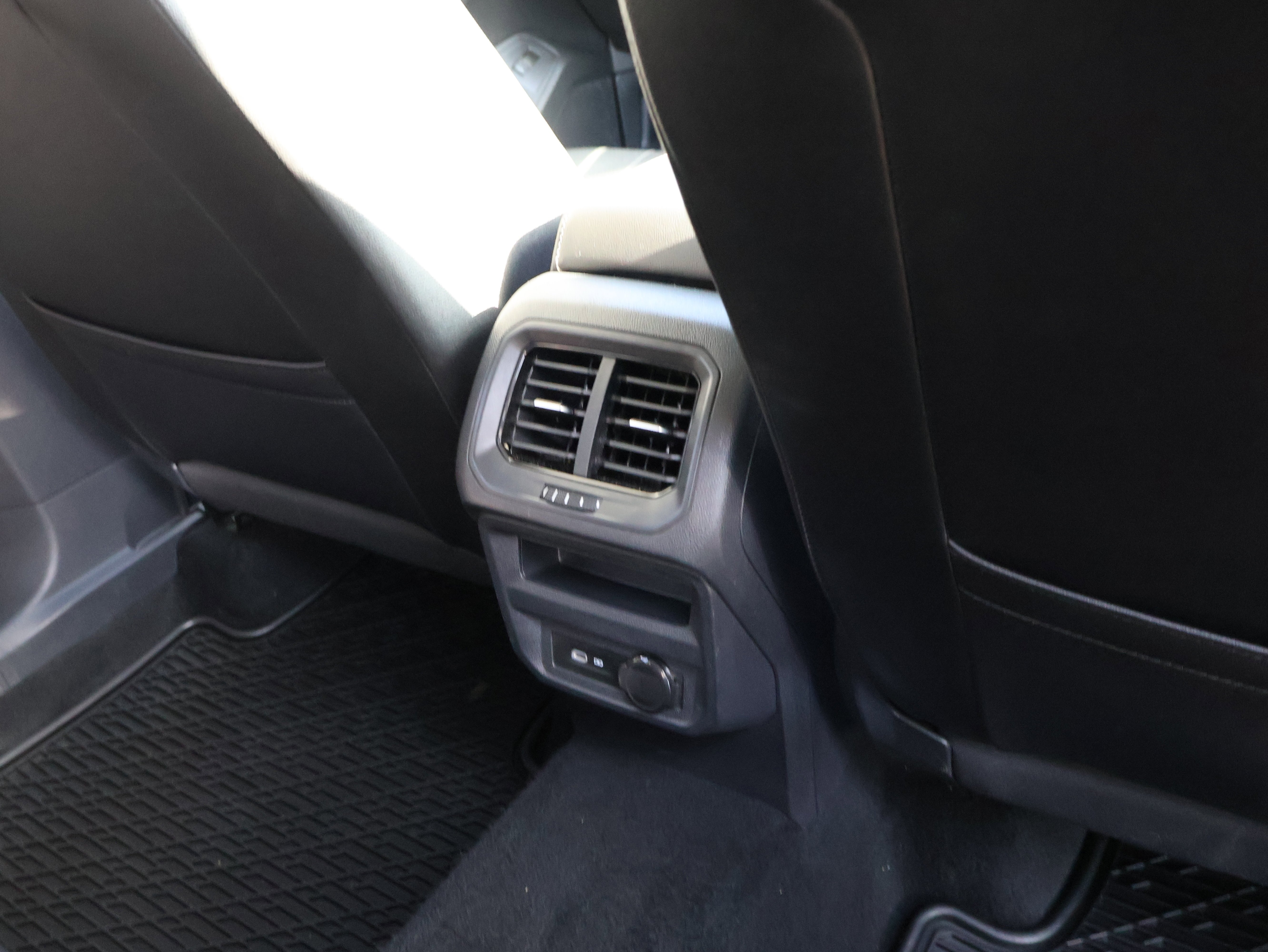 2022 Volkswagen Tiguan SE - Photo 14