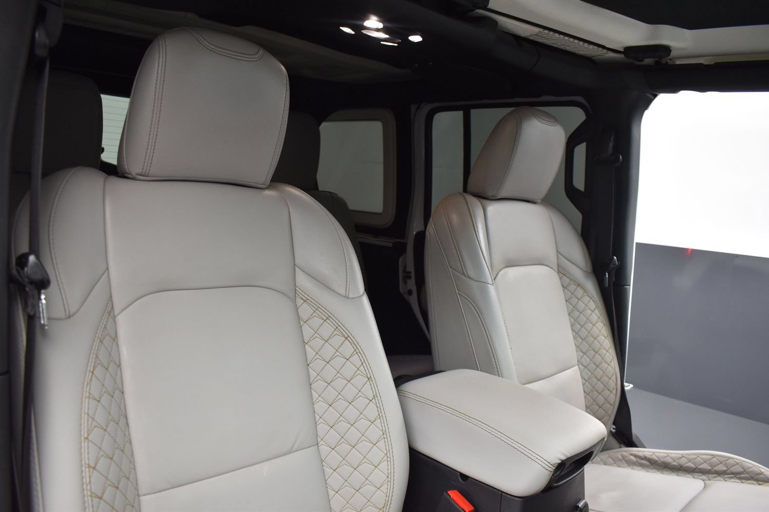 Used 2022 Bright White Clearcoat Jeep Unlimited High Altitude image 18