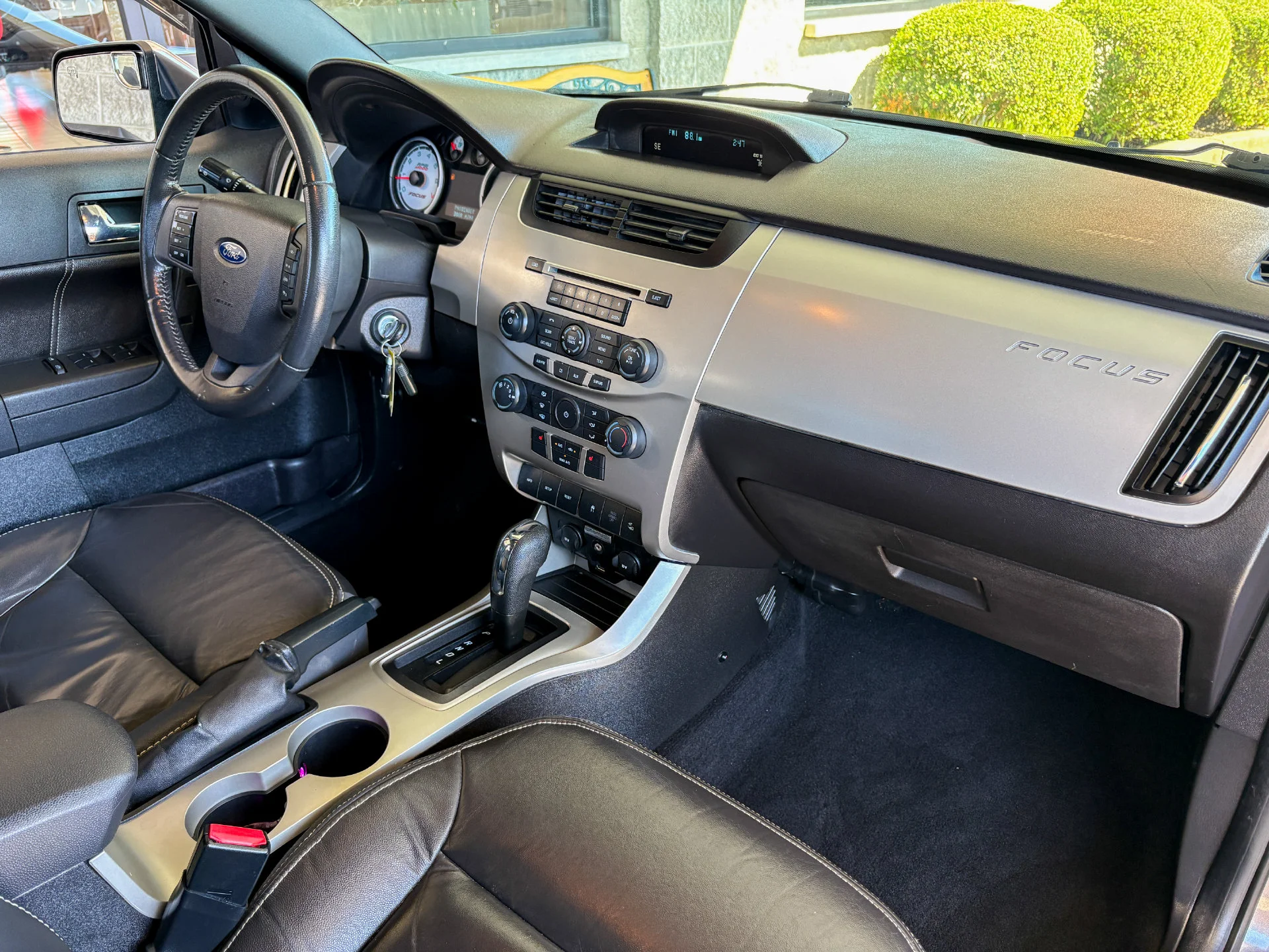 Used 2010 Gray Ford SEL image 17