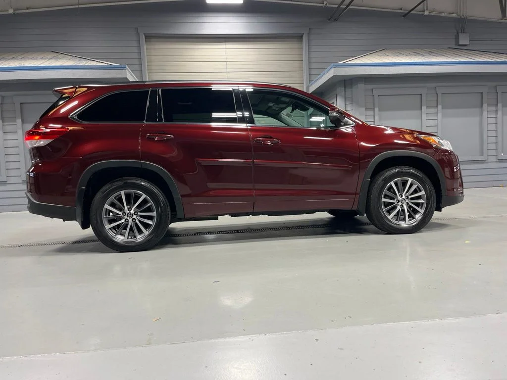 Used 2018 Ooh La La Rouge Mica Toyota XLE image 8