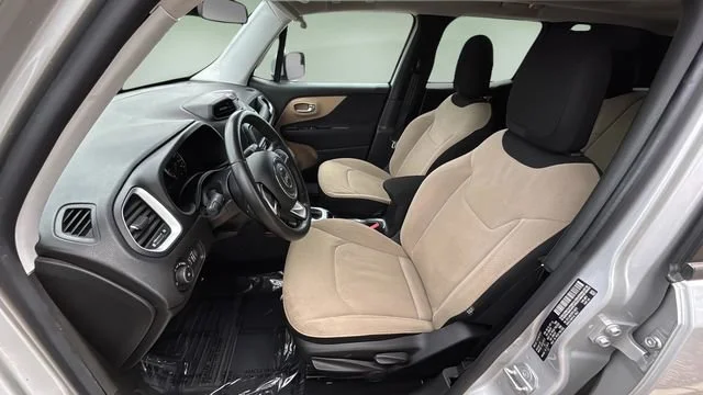 Used 2015 Silver Jeep Latitude image 18