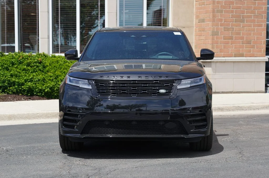 New 2026 Santorini Black Land Rover Belgravia Edition image 4