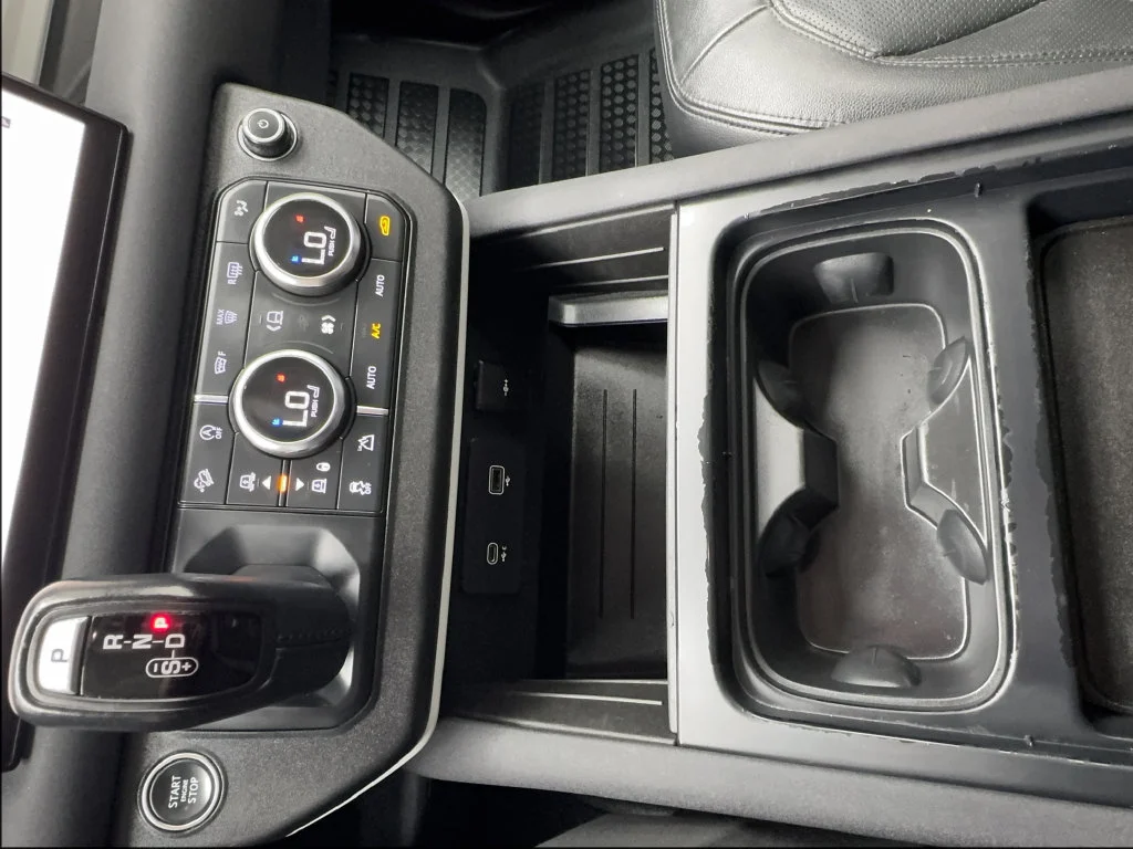 Used 2023 White Land Rover SE image 50