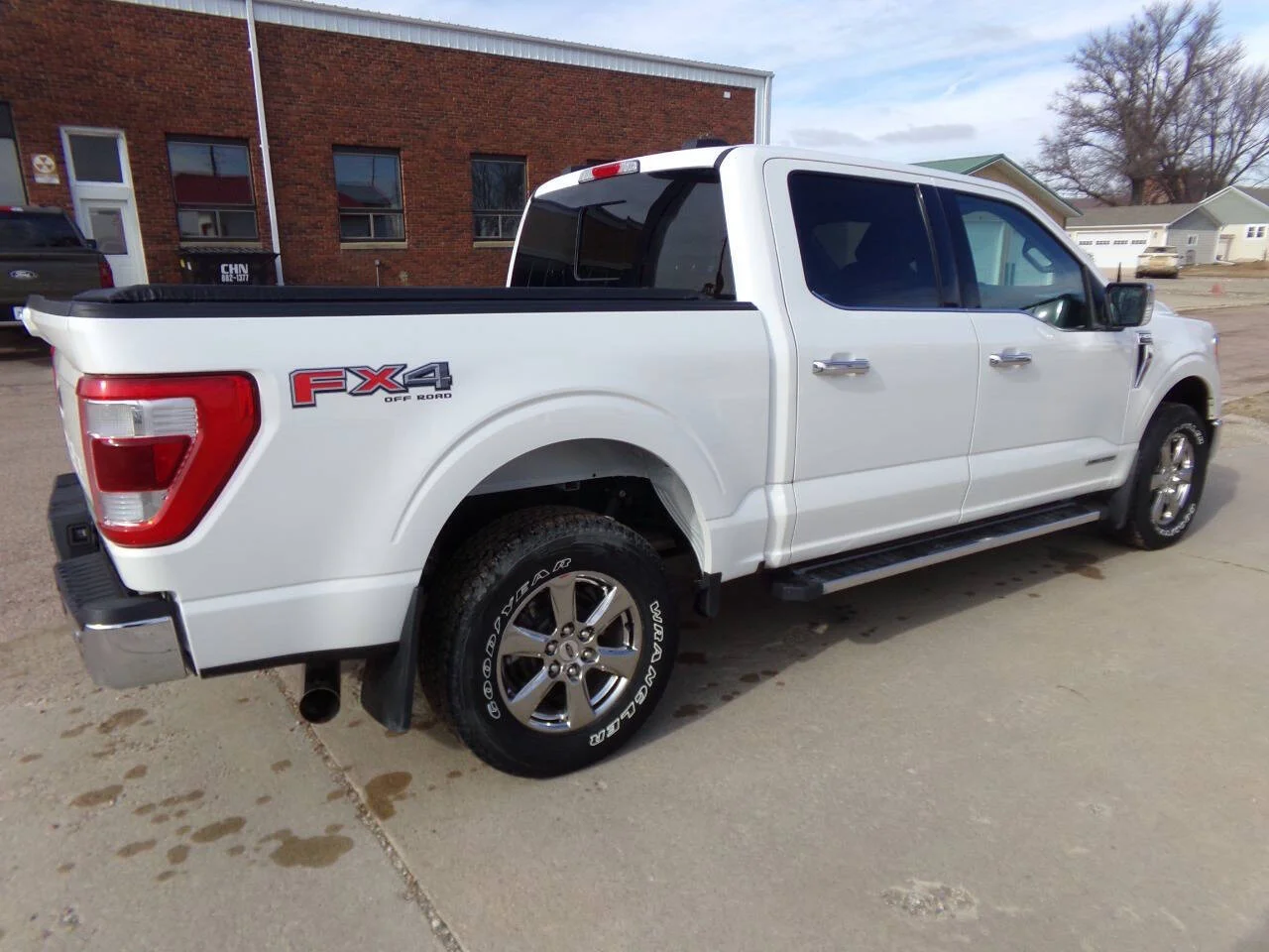 Used 2021 Oxford White Ford Lariat 4x4 4dr SuperCrew 5.5 ft. SB image 4