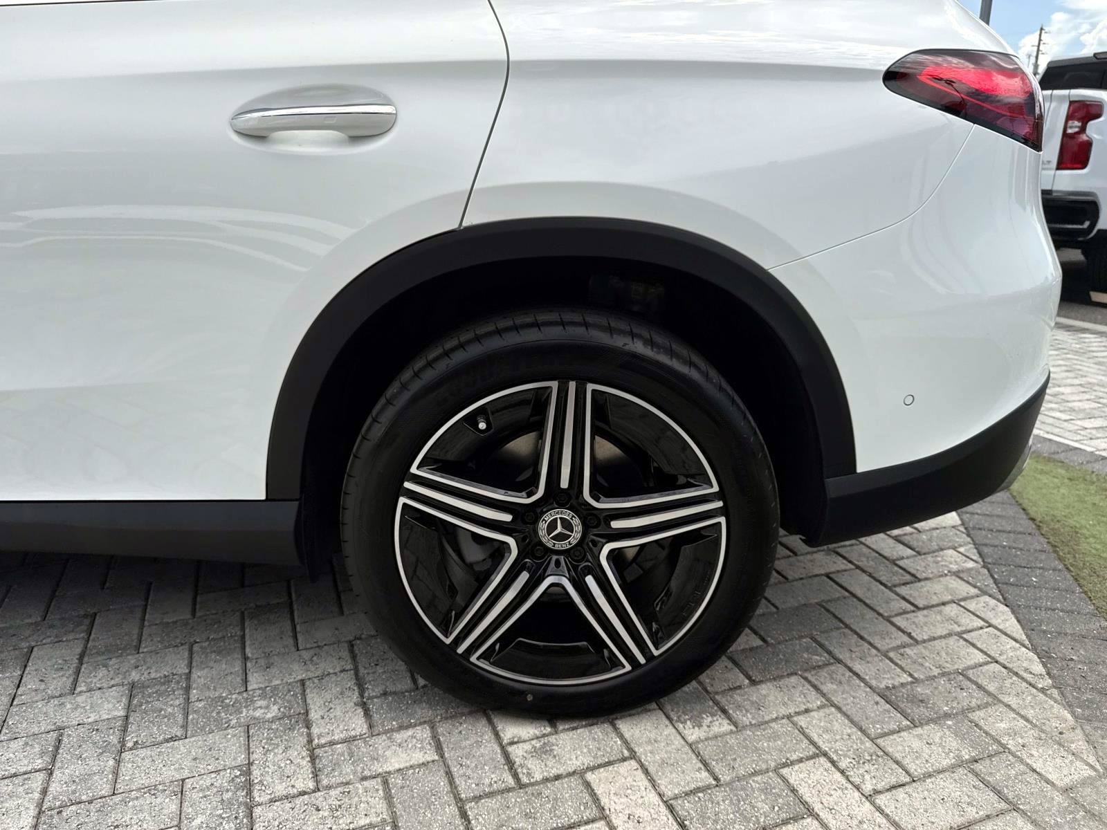 New 2027 Polar White Mercedes-Benz 300 SUV image 11