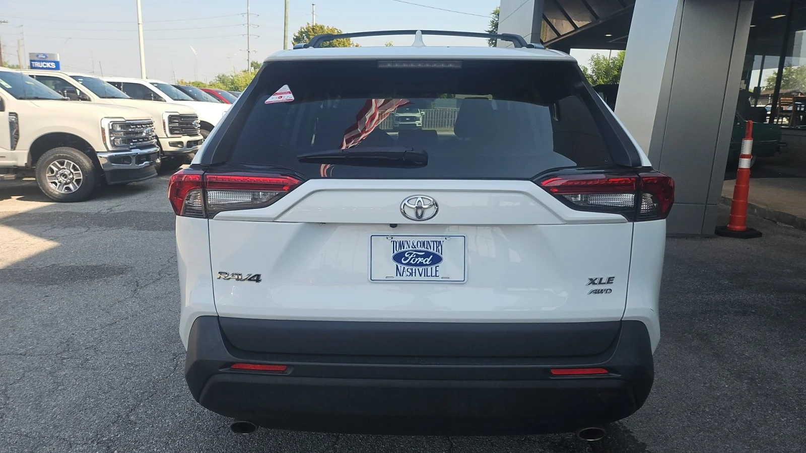 Used 2023 Ice Cap Toyota XLE 4WD image 4