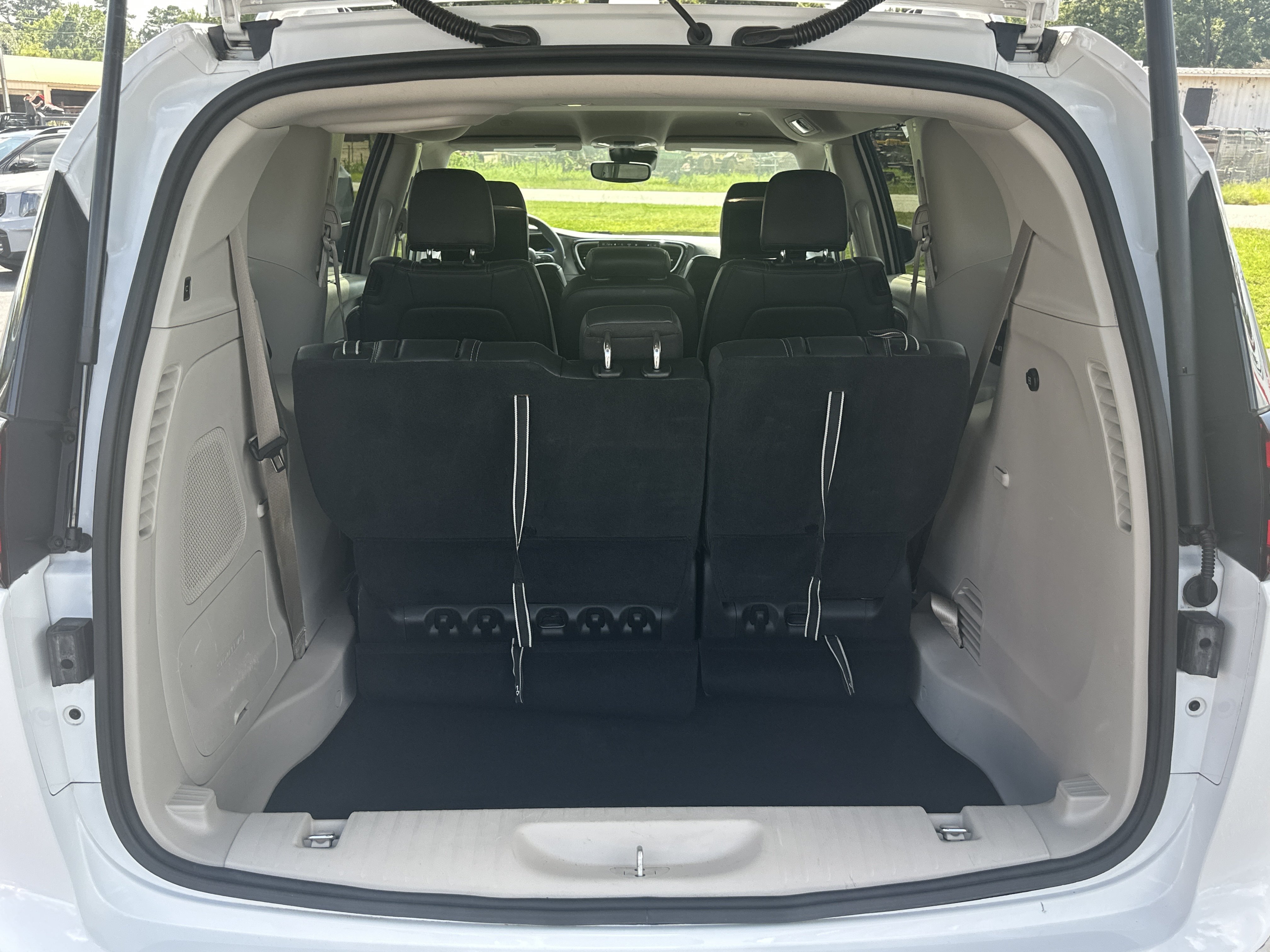 Used 2022 Bright White Clearcoat Chrysler Touring L image 19