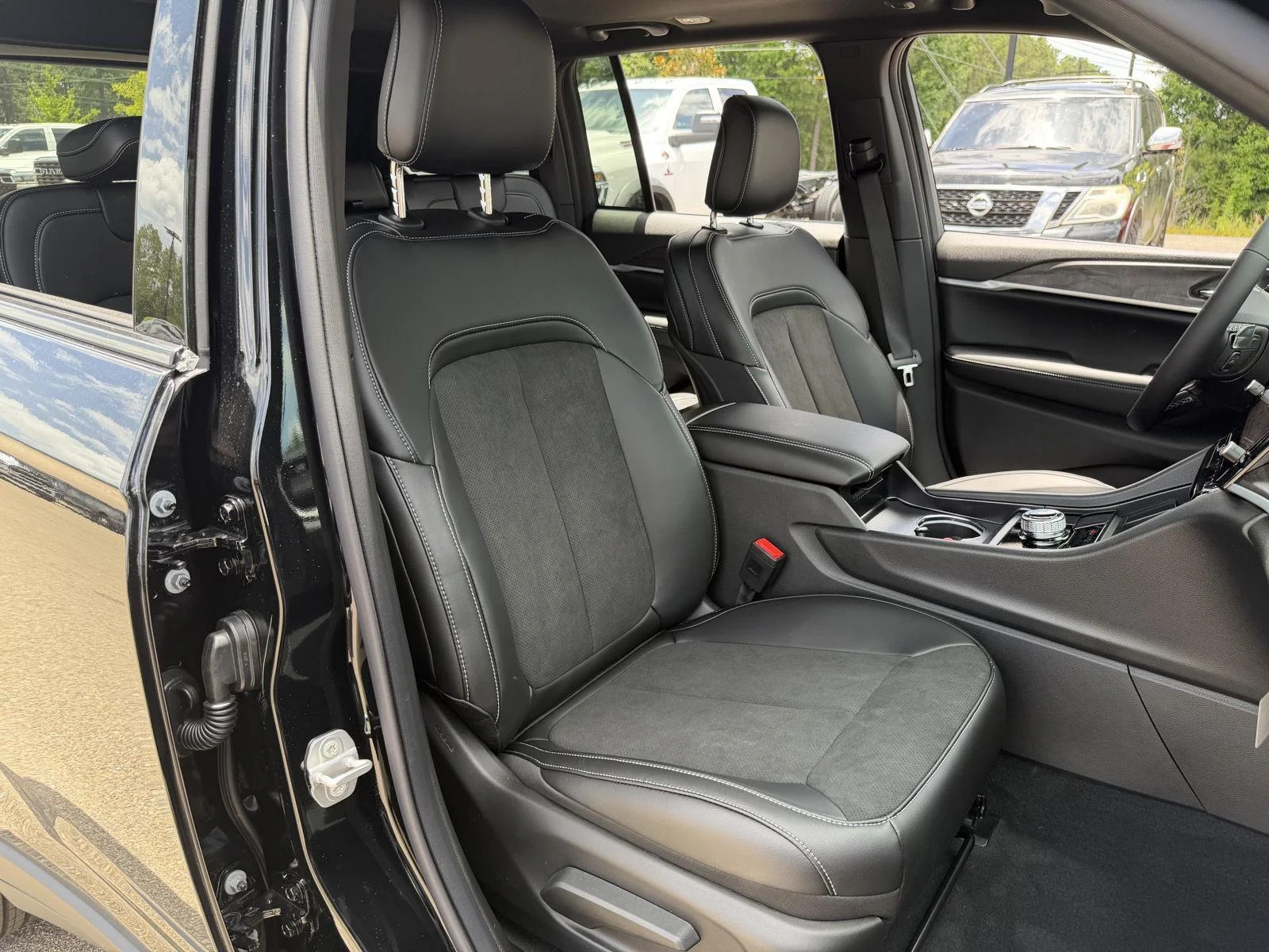 New 2026 Diamond Black Crystal Pearl-Coat Exterior Paint Jeep Laredo Altitude image 22