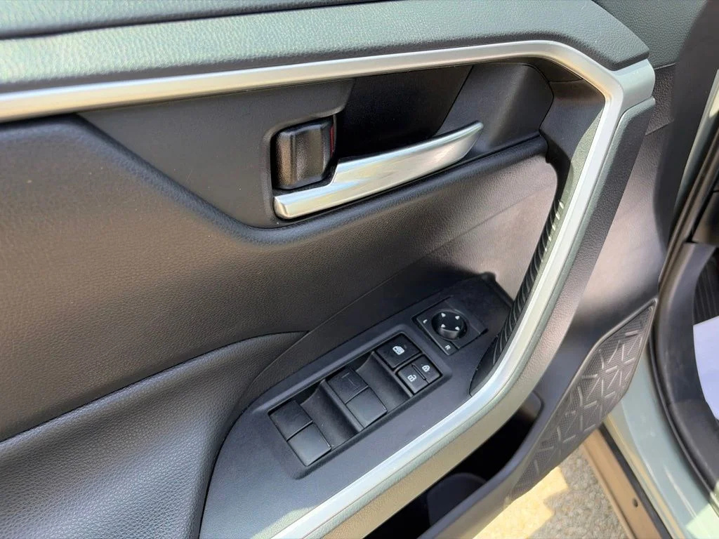 Used 2019 Silver Toyota XLE image 11