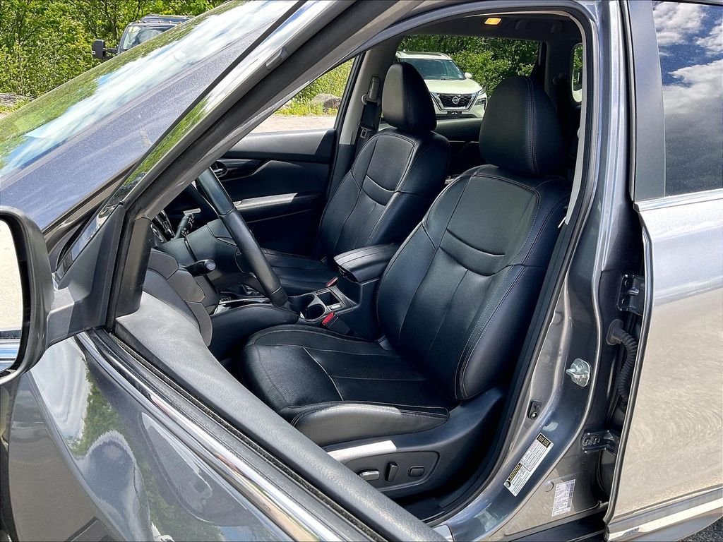 Used 2019 Gun Metallic Nissan SL image 9