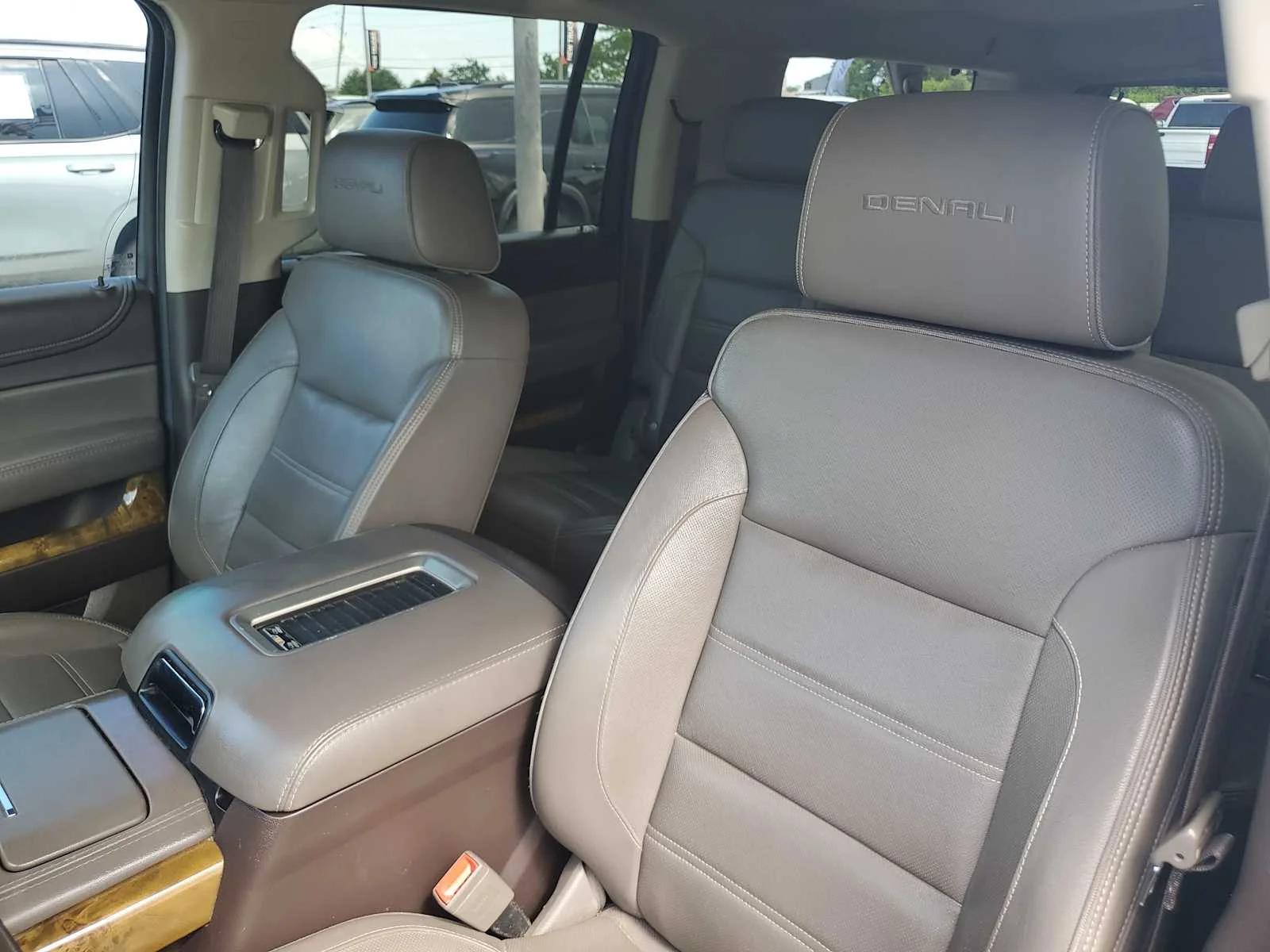 Used 2017 WHITE FROST TRICOAT GMC Denali image 25