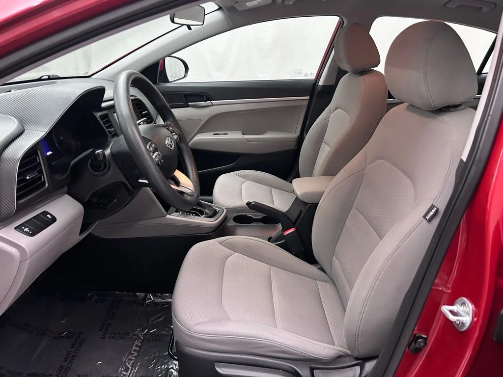 Used 2019 Red Hyundai SE image 10