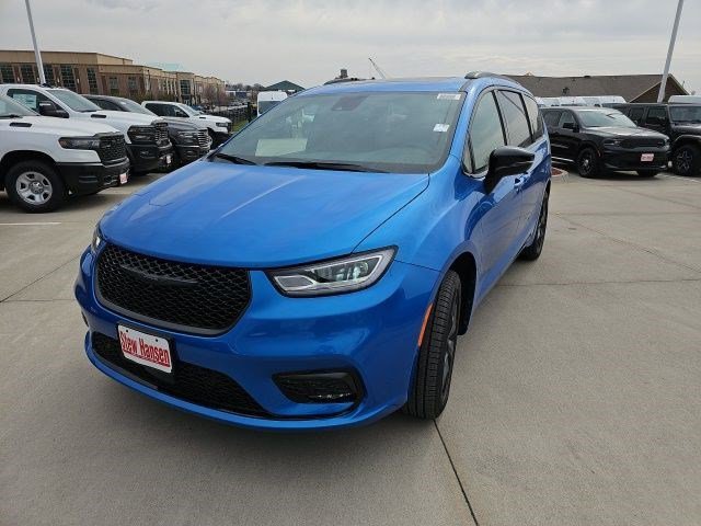 2026 Chrysler Pacifica Limited AWD's photo