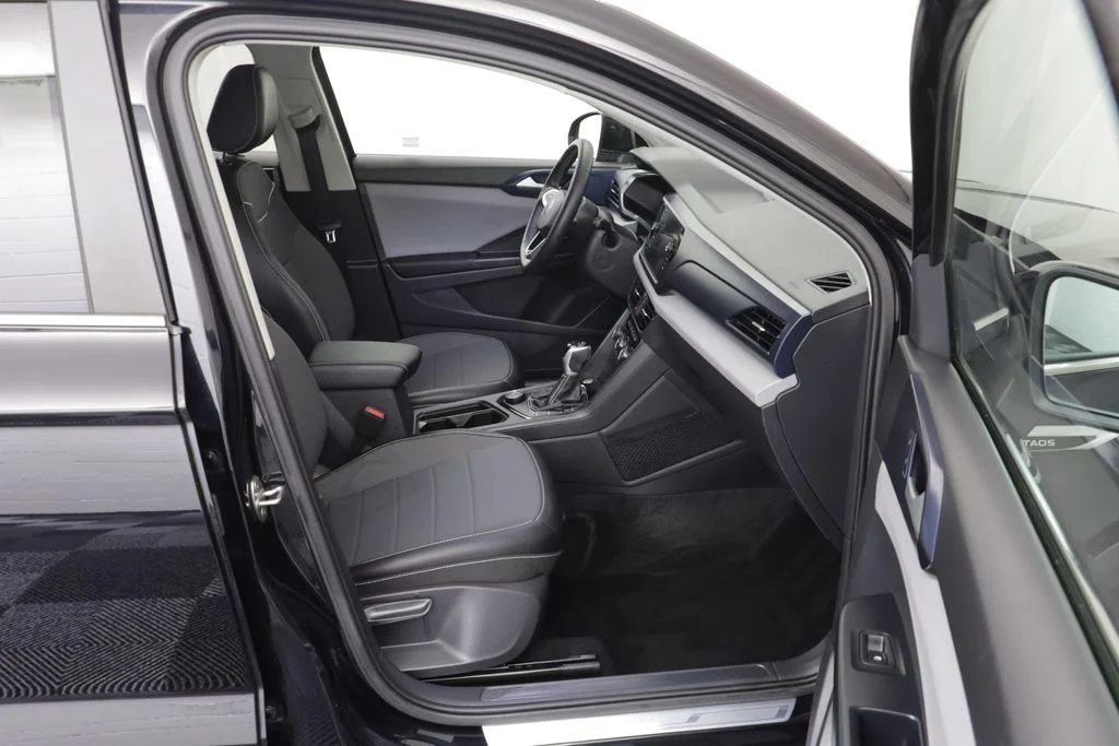 Used 2023 Black Pearl Volkswagen 1.5T SE image 19