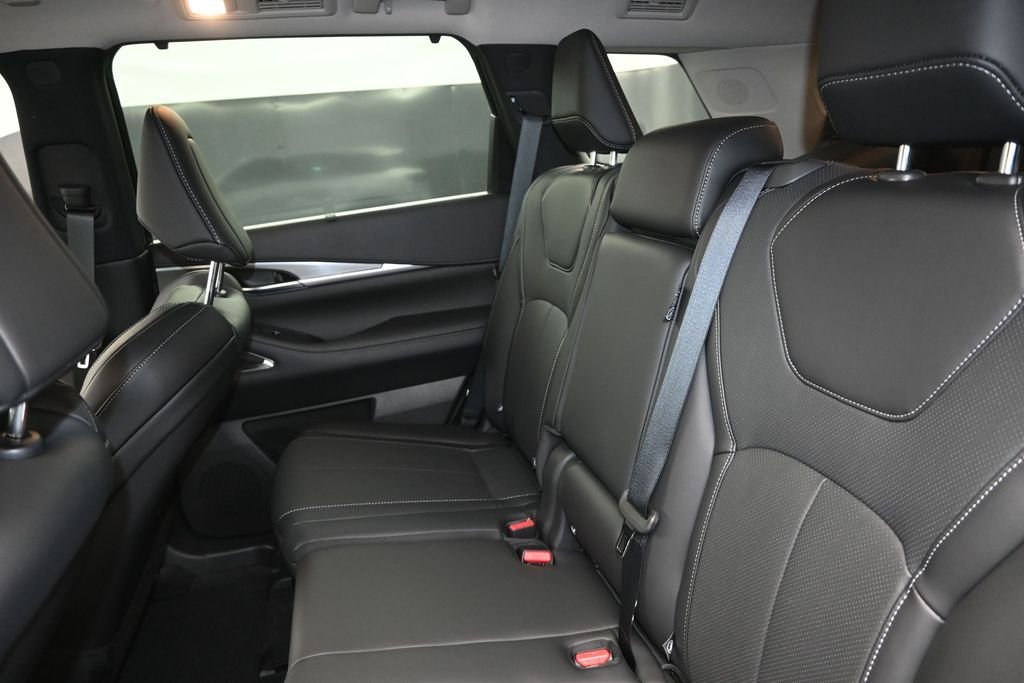 New 2026 RADIANT WHITE INFINITI Luxe FWD image 17