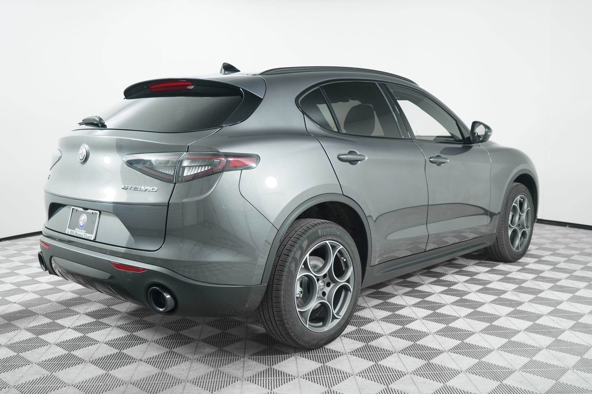 New 2025 Vesuvio Gray Metallic Exterior Paint Alfa Romeo Base image 7