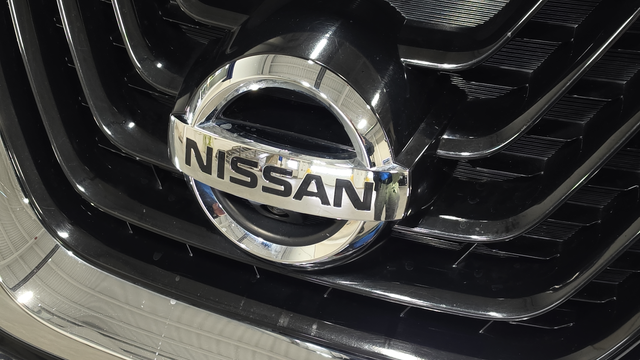 Used 2018 Brilliant Silver Metallic Nissan Platinum image 35