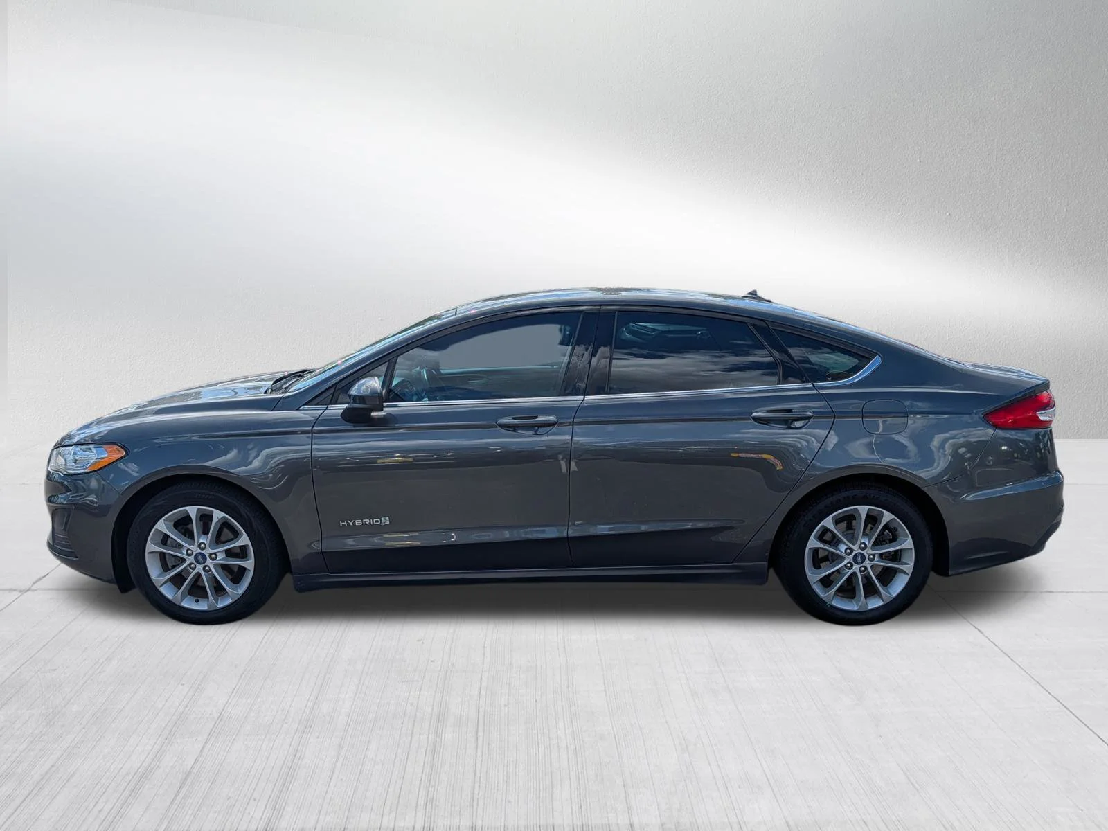 Used 2019 Magnetic Metallic Ford SE image 4