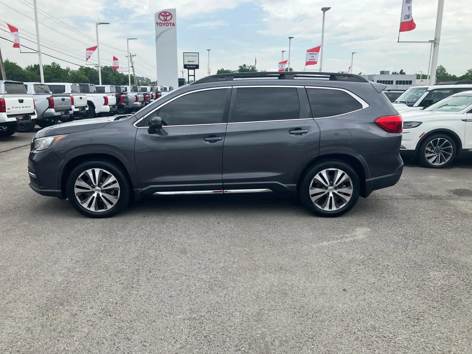 Used 2019 Magnetite Gray Metallic Subaru Limited image 4