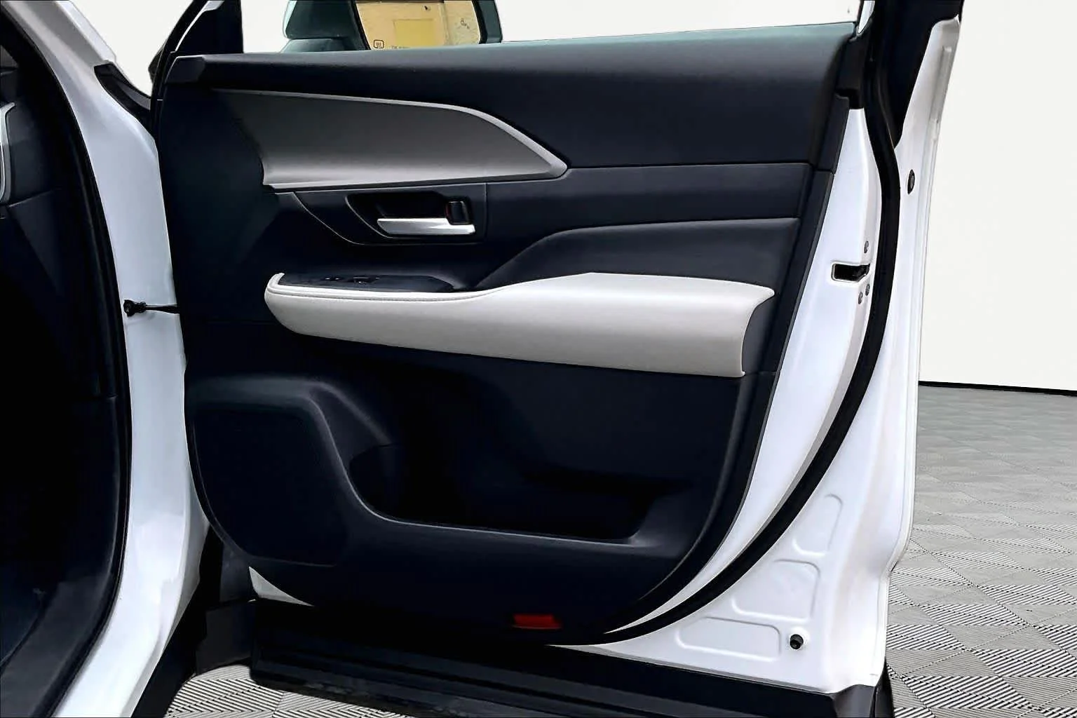 Used 2025 Wind Chill Pearl Toyota LE image 23
