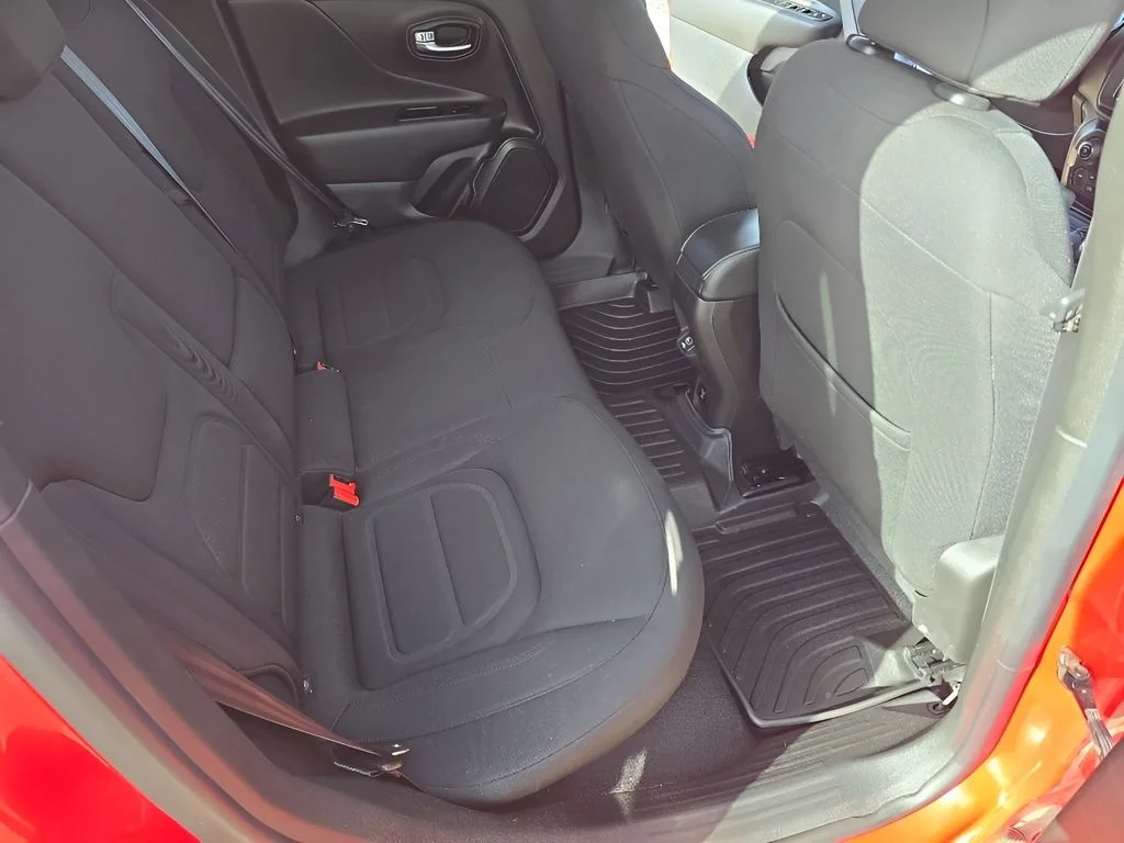 Used 2022  Jeep Latitude image 34