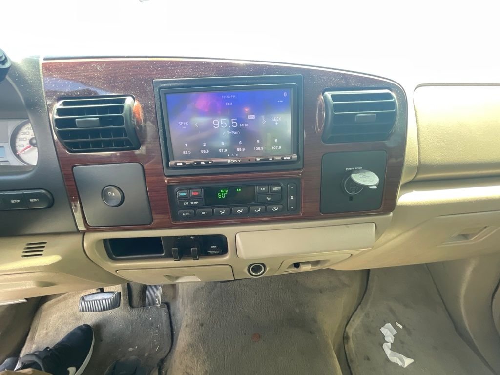 Used 2006 Red Ford  image 11