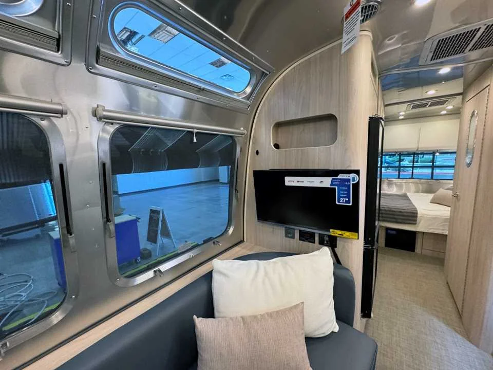 New 2027 SILVER AIRSTREAM  image 10