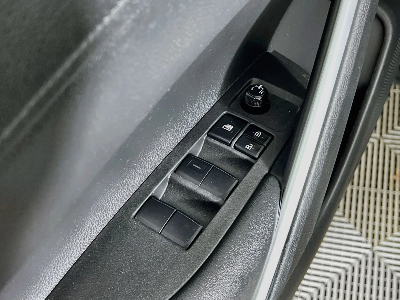 2023 Toyota Corolla Cross LE - Photo 19