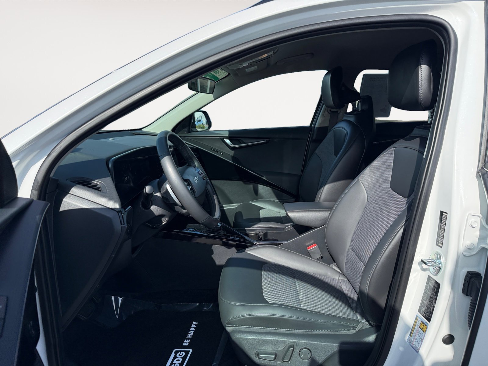 Used 2024 Snow White Pearl Kia Wind image 10