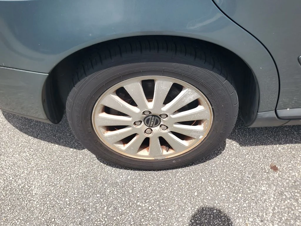 Used 2004 Green Volvo 2.4i image 9
