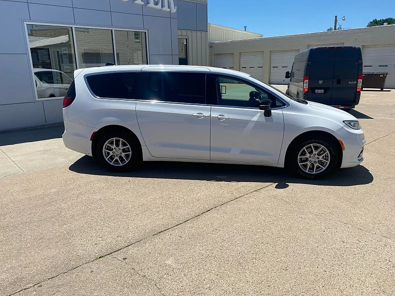 Used 2024 Chrysler Pacifica Touring L with VIN 2C4RC1BGXRR129896 for sale in Kansas City